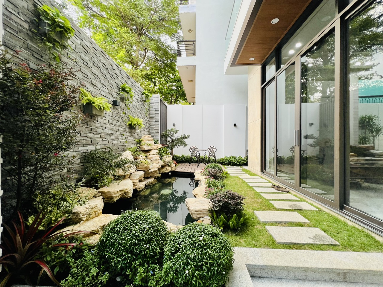 sân vườn hồ cá Koi