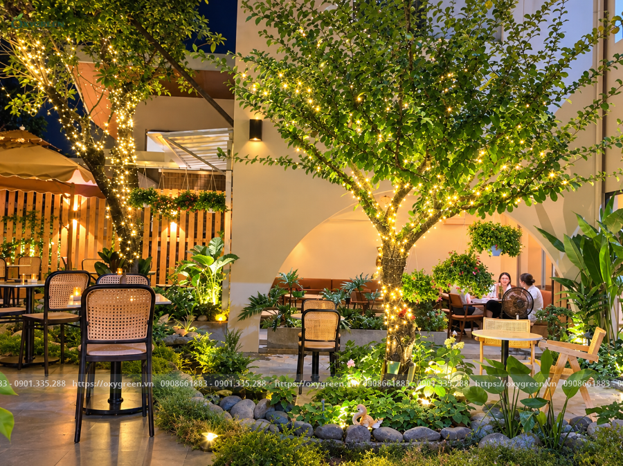 Hệ thống chiếu sáng cảnh quan vườn nhiệt đới cafe tạo không gian huyền ảo, lãng mạn vào ban đêm.